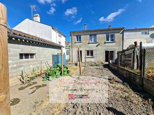 A VENDRE en Exclusivité à Beaurepaire, Ensemble de 2 maisons de 126 et 50 m2 avec plusieurs dépendances et garages sur une parcelle de 472 m2 env — photo du bien