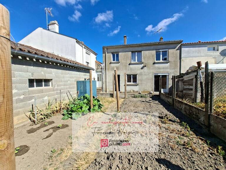 A VENDRE en Exclusivité à Beaurepaire, Ensemble de 2 maisons de 126 et 50 m2 avec plusieurs dépendances et garages sur une parcelle de 472 m2 env — photo 1