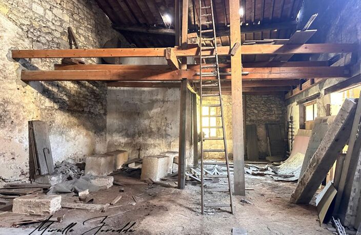 JONQUIERES SAINT VINCENT, ANCIEN ATELIER  EN PIERRE de 240m² — photo 2