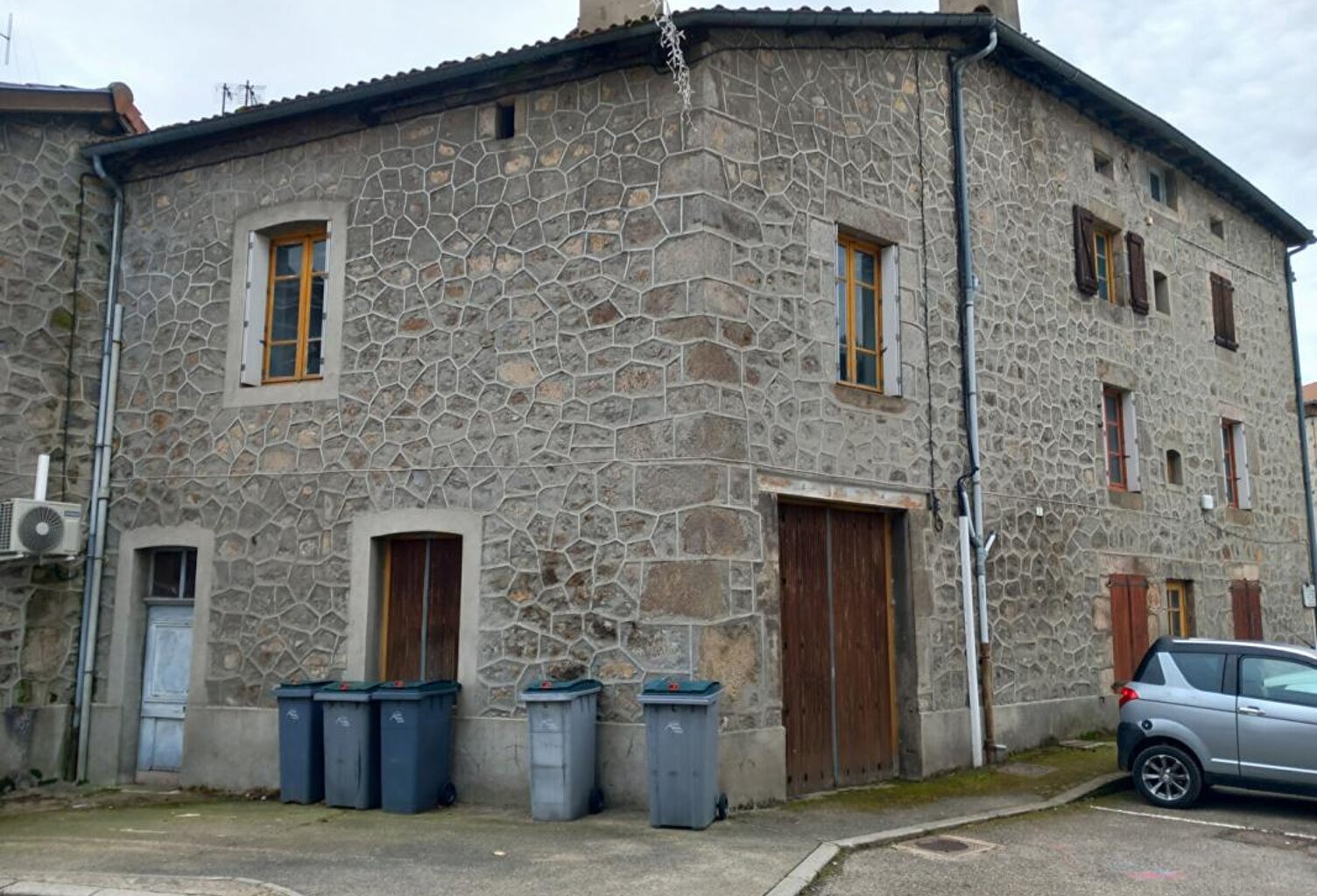 43220 Riotord Immeuble d'environ 250 m²  sur 3 niveaux plus cave en sous-sol et grenier — photo 1