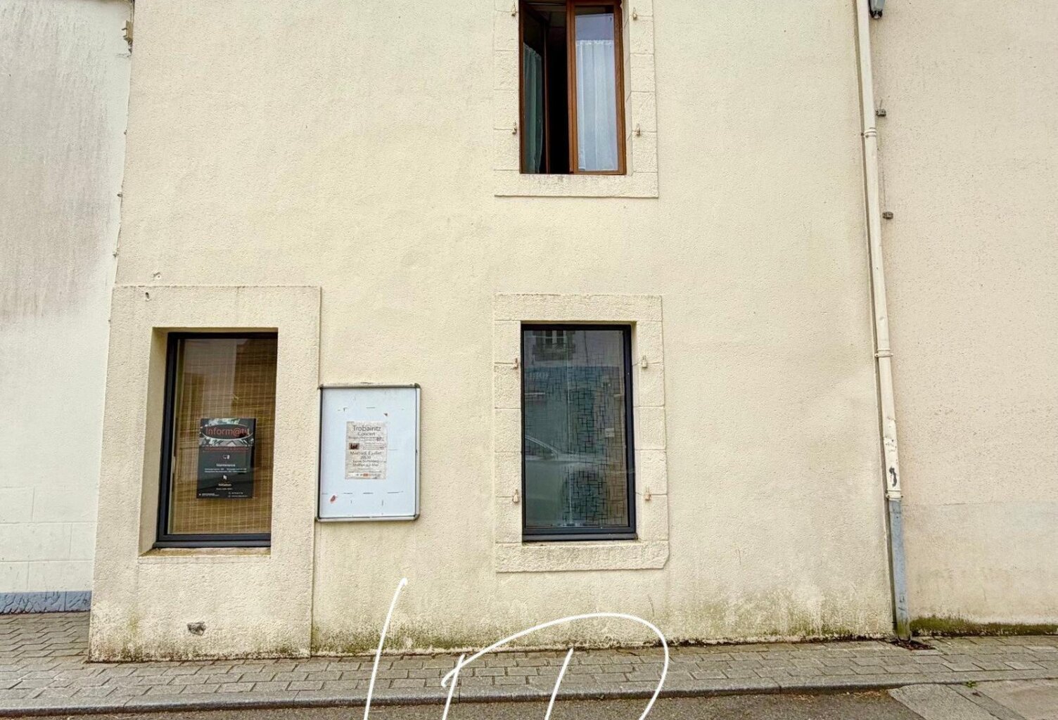 Immeuble composé d'un local commercial et d'un appartement, en hypercentre. — photo 1