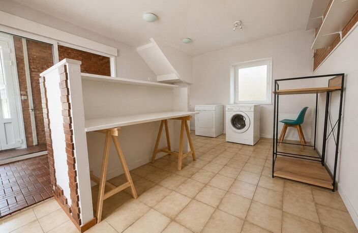 Immeuble composé d'un local commercial et d'un appartement, en hypercentre. — photo 2
