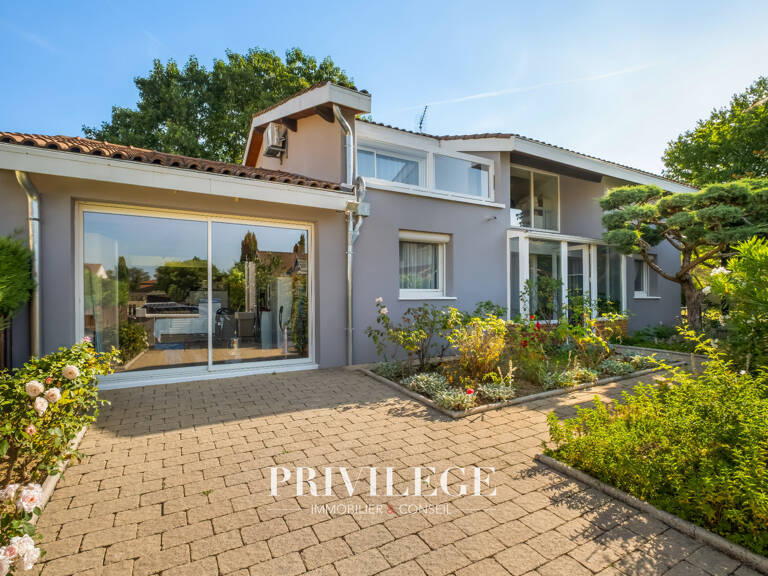 Chassieu   Maison familiale de 145 m2 avec jardin de 709 m2 — photo 1