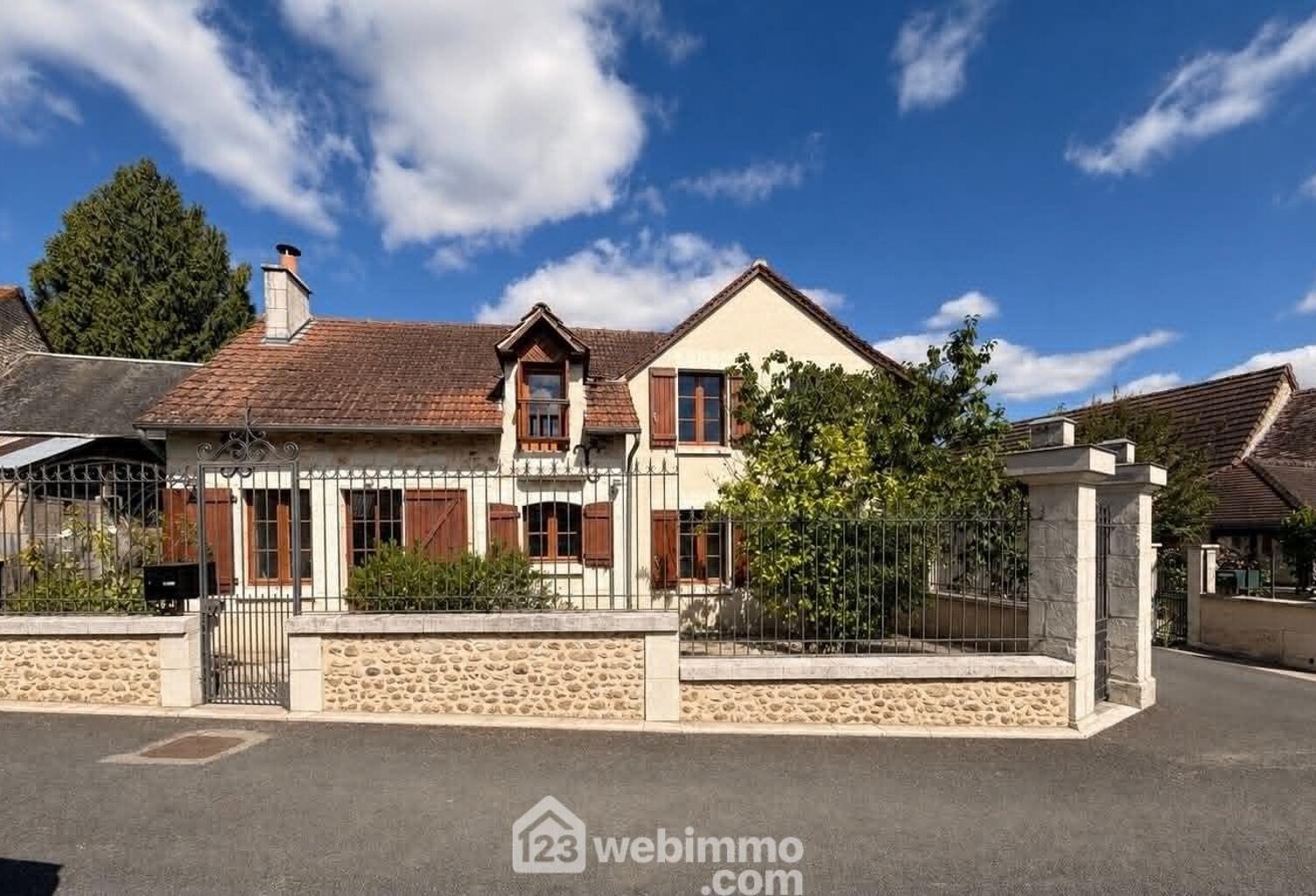 Maison de village - 111.7m² - Coussay-les-Bois — photo 1