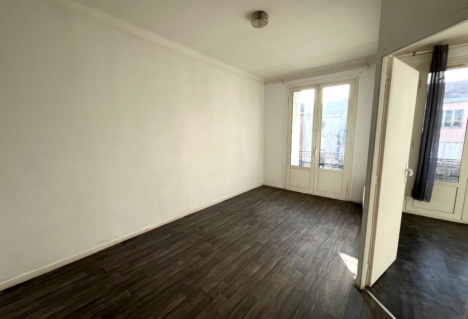 A VILLENEUVE SUR LOT, appartement T2  d'environ 29 m² à deux pas de l'IFSI.  L'appartement comprend : une pièce de vie avec coin cuisine, une salle d'eau avec WC et une chambre.  Chauffage électrique. Menuiseries ALU double vitrage.  Disponible  Classe én — photo 1