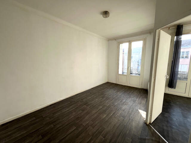 A VILLENEUVE SUR LOT, appartement T2  d'environ 29 m² à deux pas de l'IFSI.  L'appartement comprend : une pièce de vie avec coin cuisine, une salle d'eau avec WC et une chambre.  Chauffage électrique. Menuiseries ALU double vitrage.  Disponible  Classe én — photo du bien