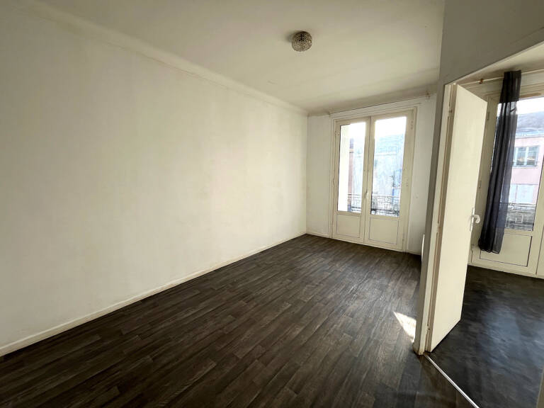 A VILLENEUVE SUR LOT, appartement T2  d'environ 29 m² à deux pas de l'IFSI.  L'appartement comprend : une pièce de vie avec coin cuisine, une salle d'eau avec WC et une chambre.  Chauffage électrique. Menuiseries ALU double vitrage.  Disponible  Classe én — photo 1