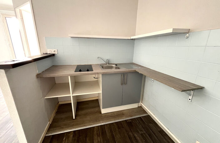 A VILLENEUVE SUR LOT, appartement T2  d'environ 29 m² à deux pas de l'IFSI.  L'appartement comprend : une pièce de vie avec coin cuisine, une salle d'eau avec WC et une chambre.  Chauffage électrique. Menuiseries ALU double vitrage.  Disponible  Classe én — photo 2