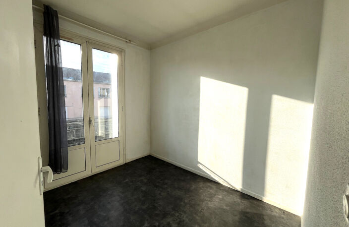 A VILLENEUVE SUR LOT, appartement T2  d'environ 29 m² à deux pas de l'IFSI.  L'appartement comprend : une pièce de vie avec coin cuisine, une salle d'eau avec WC et une chambre.  Chauffage électrique. Menuiseries ALU double vitrage.  Disponible  Classe én — photo 3