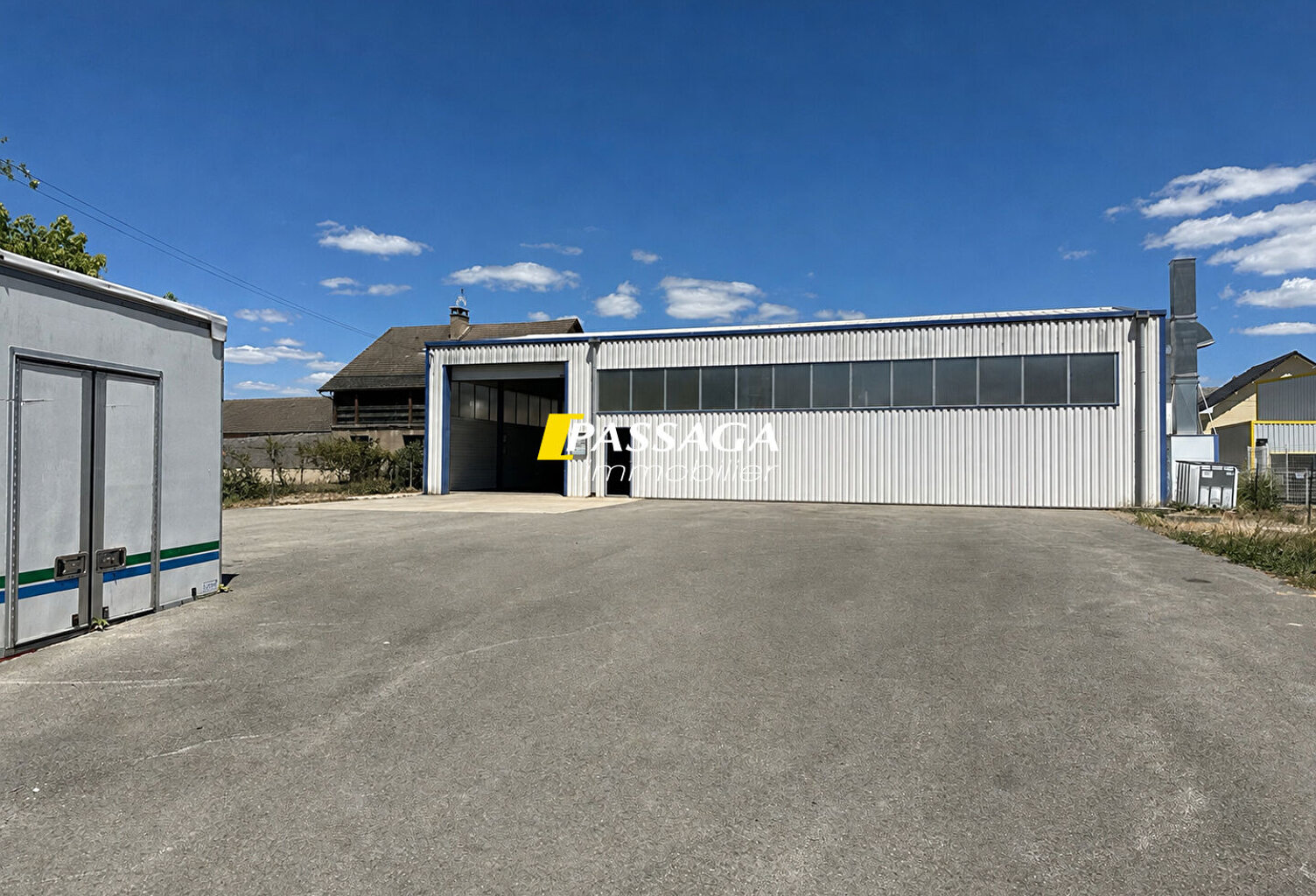 A VENDRE - Local commercial de 275 m² - SEVERAC D'AVEYRON — photo 1
