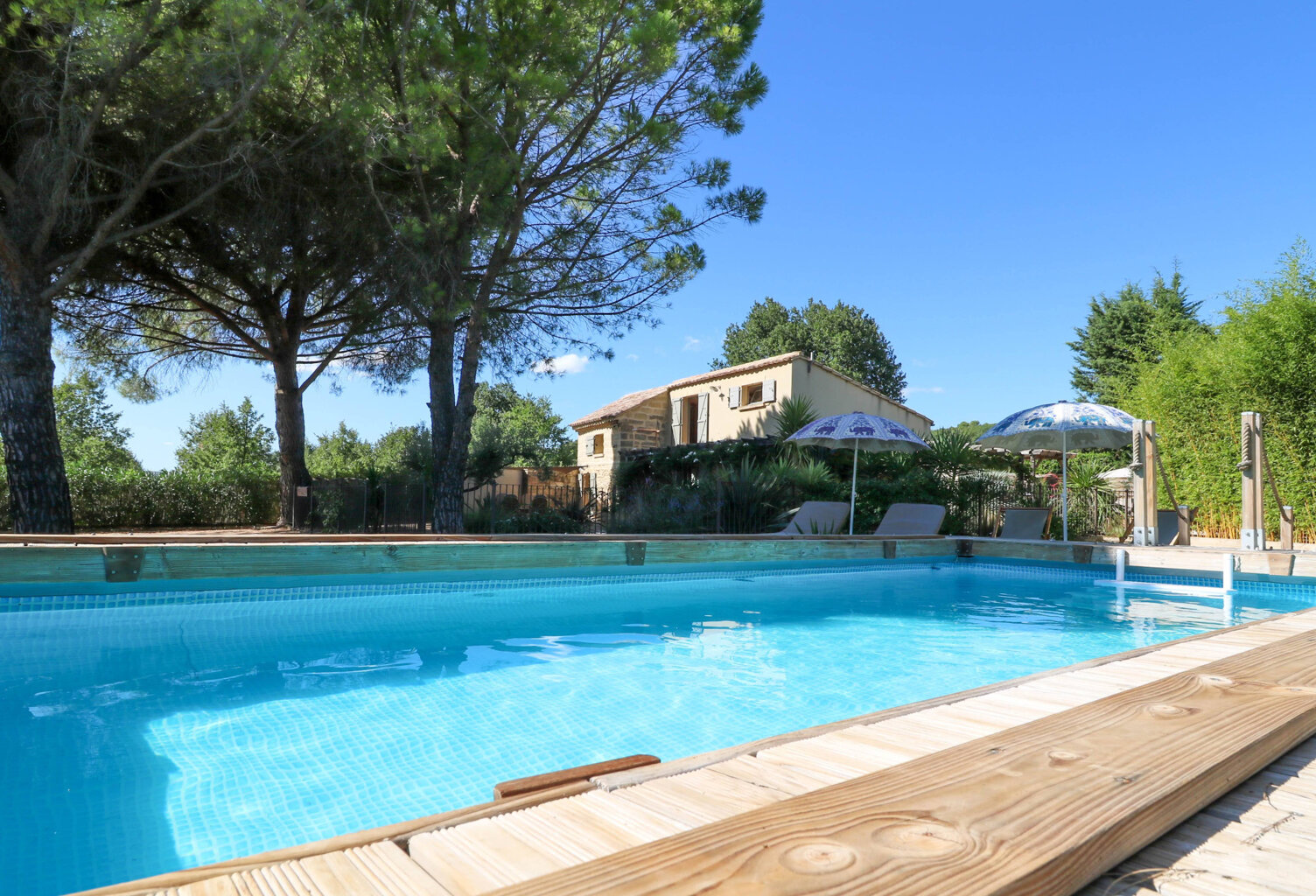 UZES PONT DU GARD : Maison de charme avec piscine sur plus d — photo 1