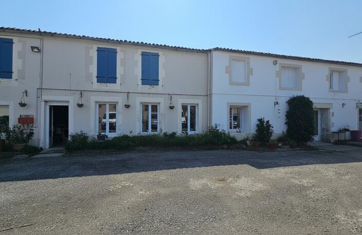 ensemble immobilier de plus de 400m² avec parking — photo 2
