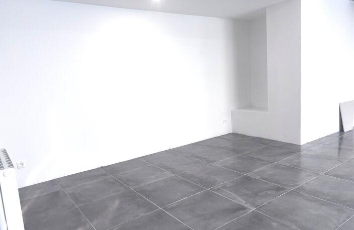 À louer   Studio de 46 m2 avec cave   Riols — photo 4