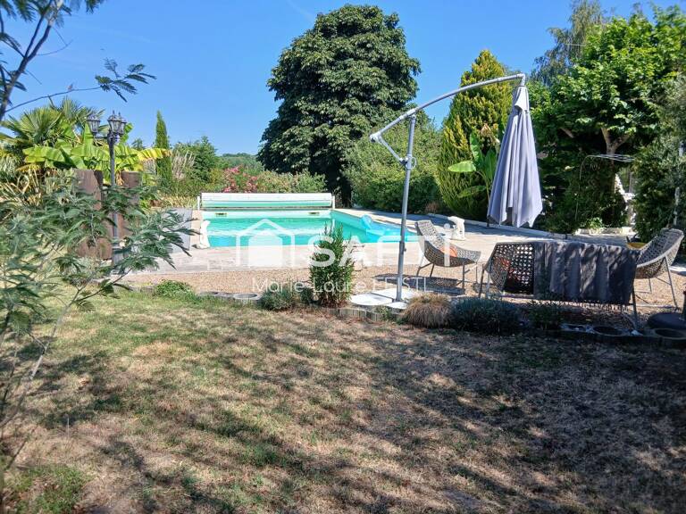 Propriété d'exception  et sa piscine — photo 1