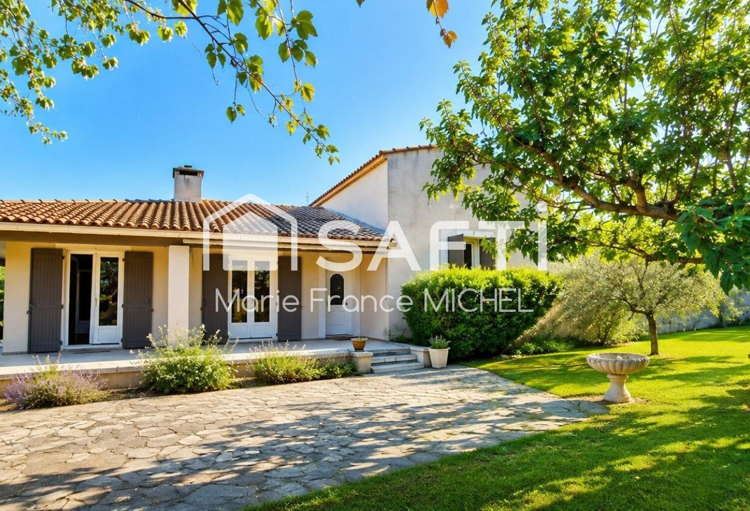 Au calme, dans un environnement recherché ! Maison 4 chambres sur un terrain de 1 860 m² exposé plein sud, avec piscine et pool house. Un véritable havre de paix à découvrir sans tarder ! — photo 1