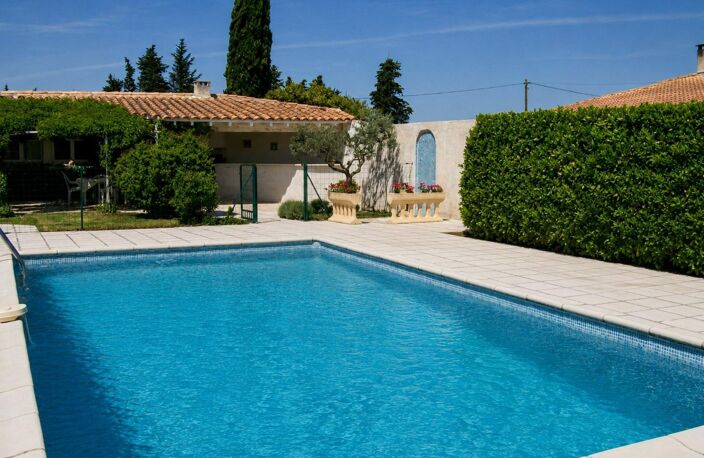 Au calme, dans un environnement recherché ! Maison 4 chambres sur un terrain de 1 860 m² exposé plein sud, avec piscine et pool house. Un véritable havre de paix à découvrir sans tarder ! — photo 4