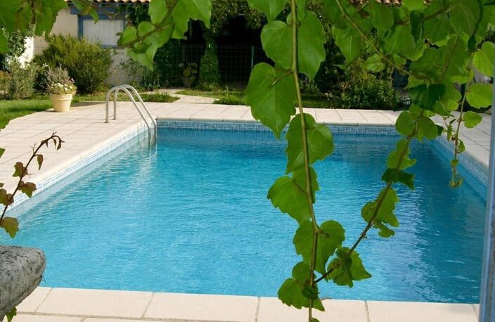 Au calme, dans un environnement recherché ! Maison 4 chambres sur un terrain de 1 860 m² exposé plein sud, avec piscine et pool house. Un véritable havre de paix à découvrir sans tarder ! — photo 5