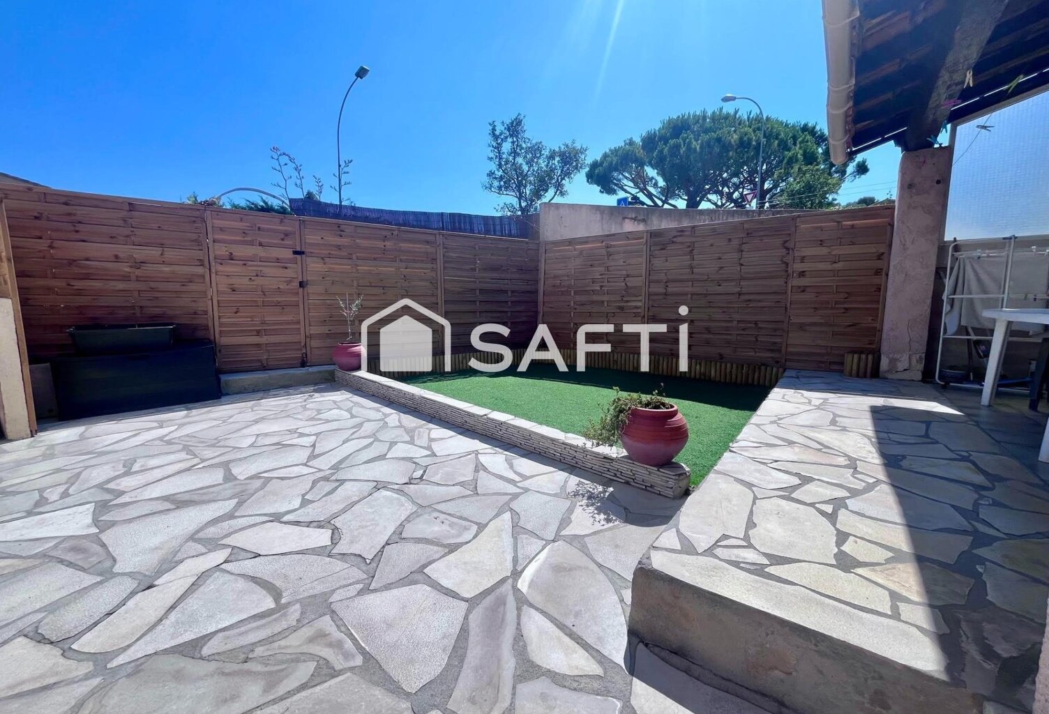 SANARY-SUR-MER - VILLA 6 PIECES 5 CHAMBRES AVEC PARCELLE DE 275M² + STUDIO INDEPENDANT — photo 1