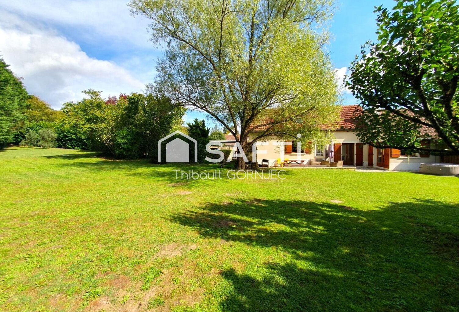 Maison rénovée de 147.5 m² à Bourron-Marlotte : charme, lumière et plafond cathédrale, au cœur d'un magnifique jardin arboré de 1 600 m². — photo 1