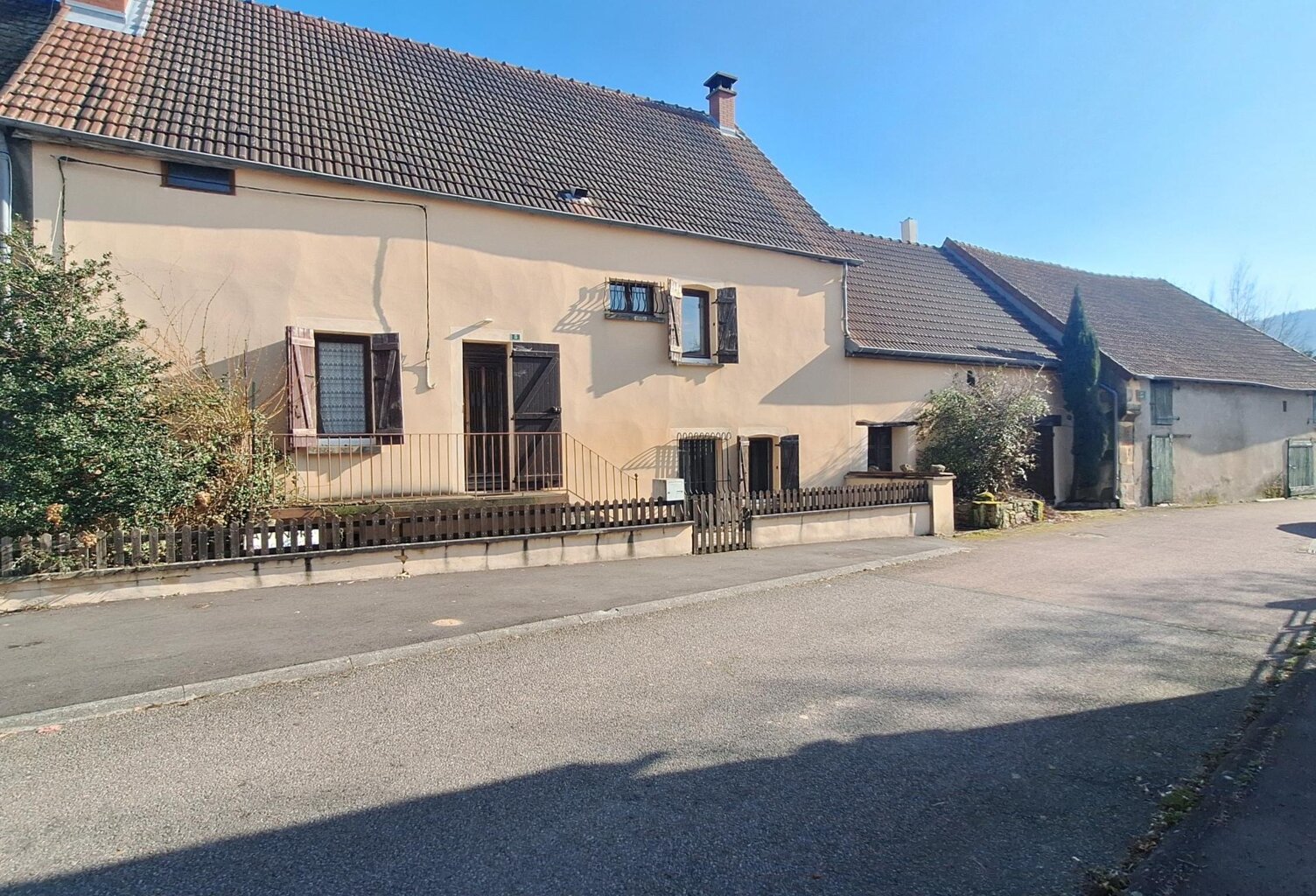 Maison beau potentiel avec plusieurs dépendances — photo 1