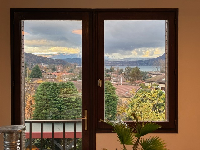 Vue exceptionnelle lac & montagnes – Maison avec jardin, terrasse & jacuzzi, lac Annecy
