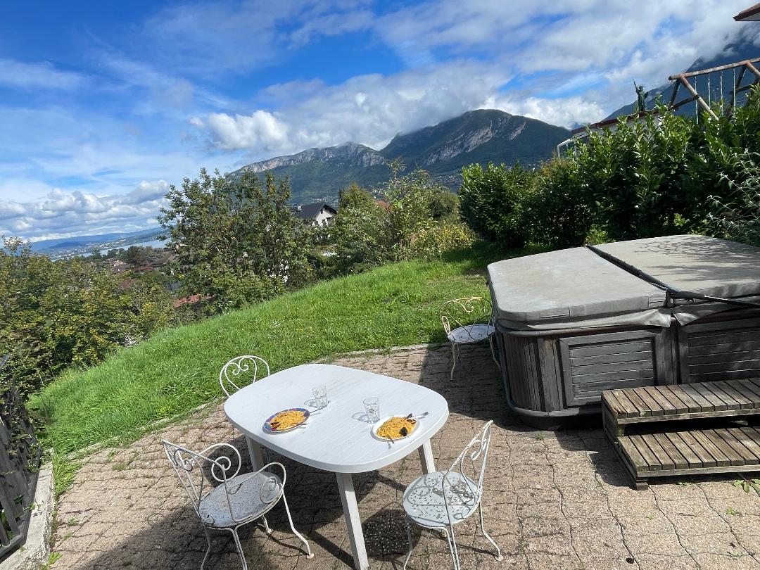 Vue exceptionnelle lac & montagnes – Maison avec jardin, terrasse & jacuzzi, lac Annecy