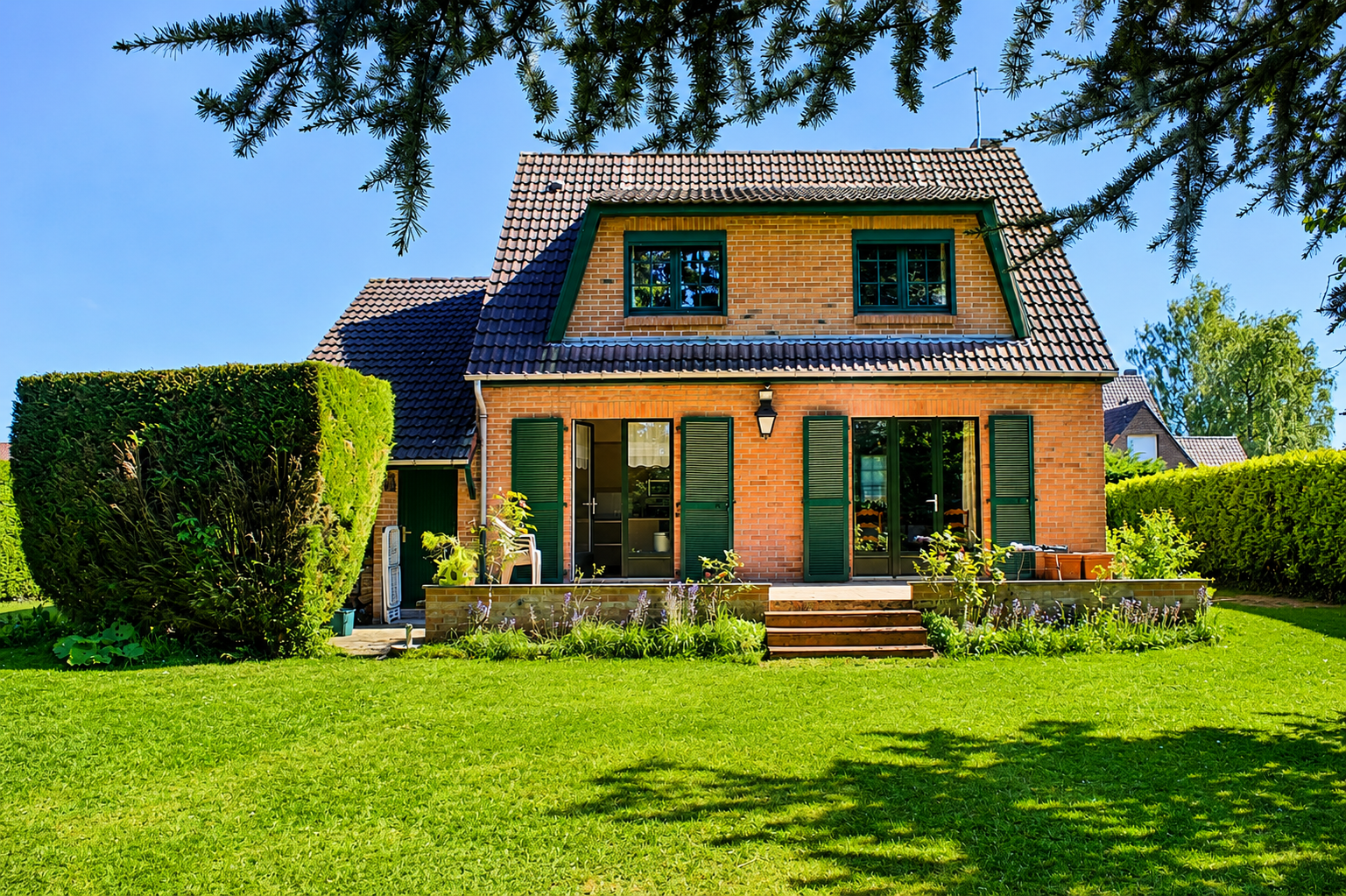 Belle maison individuelle érigée sur un terrain de plus de 1 000 m². Quatre chambres. Garage et stationnement privatif.