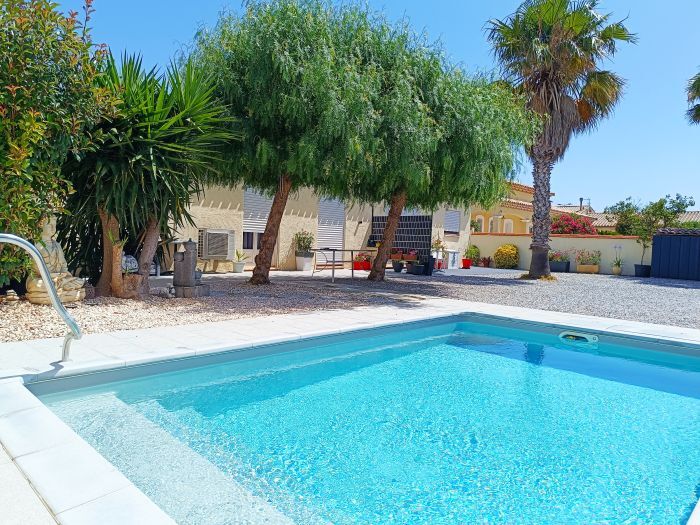 Spacieuse villa plain pied avec deux logements sur 600m² de terrain avec piscine