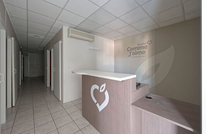A VENDRE LOCAL COMMERCIAL A FORT POTENTIEL DE REHABILITATION — photo 2