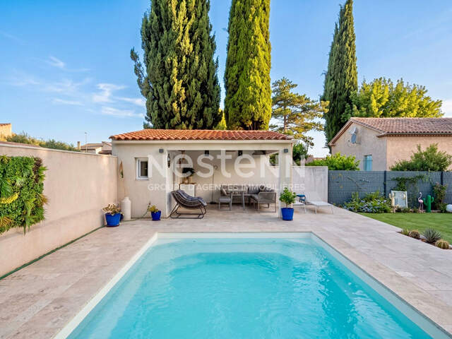 Maison T4 d'environ 115m² avec garage, jardin et piscine dans un lotissement sécurisé — photo du bien