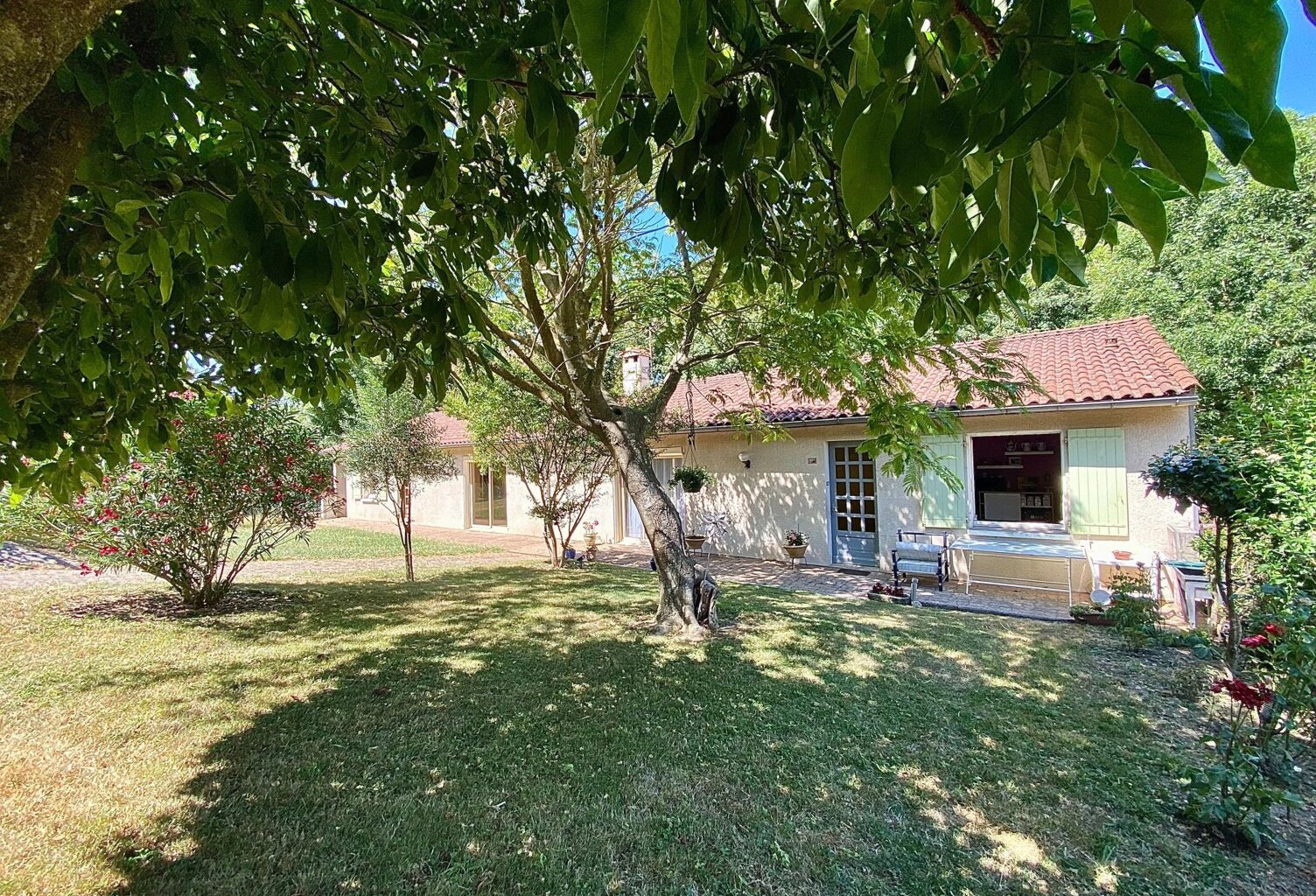maisons jumelées avec jardins privatifs, garage et espace de stationnement — photo 1