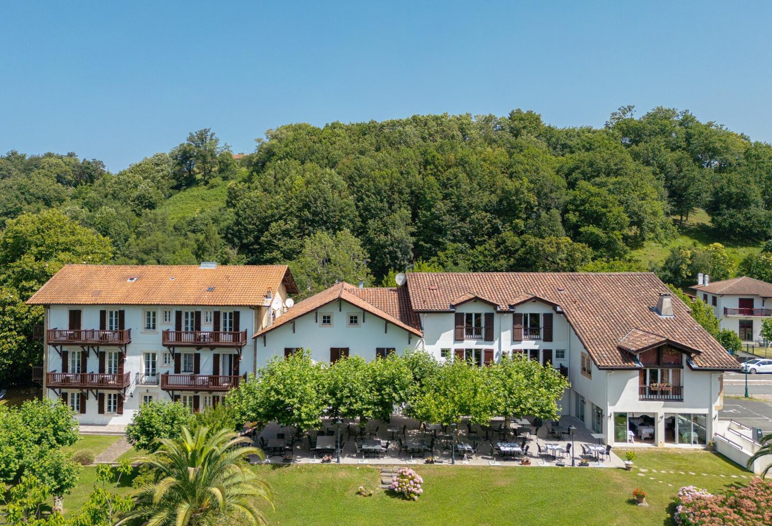HÔTEL / RESTAURANT DE PRESTIGE à vendre au cœur du Pays basque - Murs + Fonds — photo 1