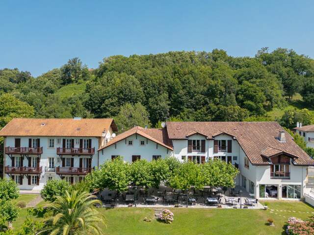 HÔTEL / RESTAURANT DE PRESTIGE à vendre au cœur du Pays basque - Murs + Fonds — photo du bien