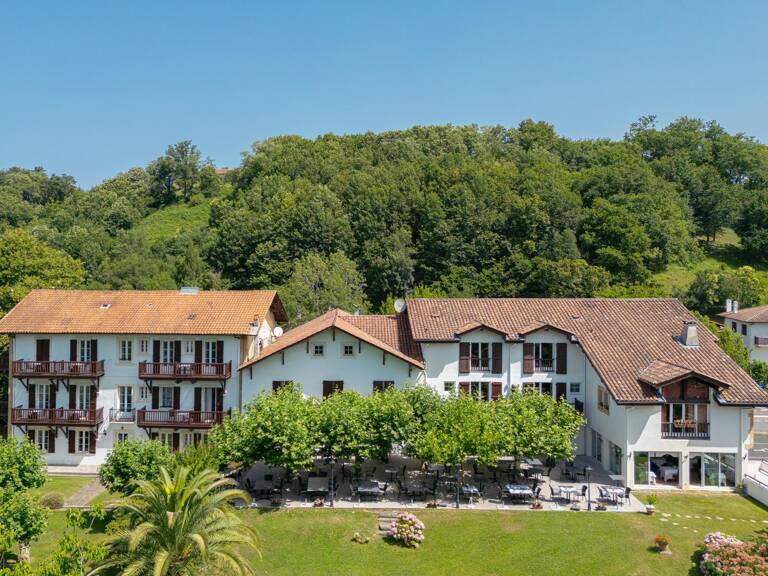 HÔTEL / RESTAURANT DE PRESTIGE à vendre au cœur du Pays basque - Murs + Fonds — photo 1