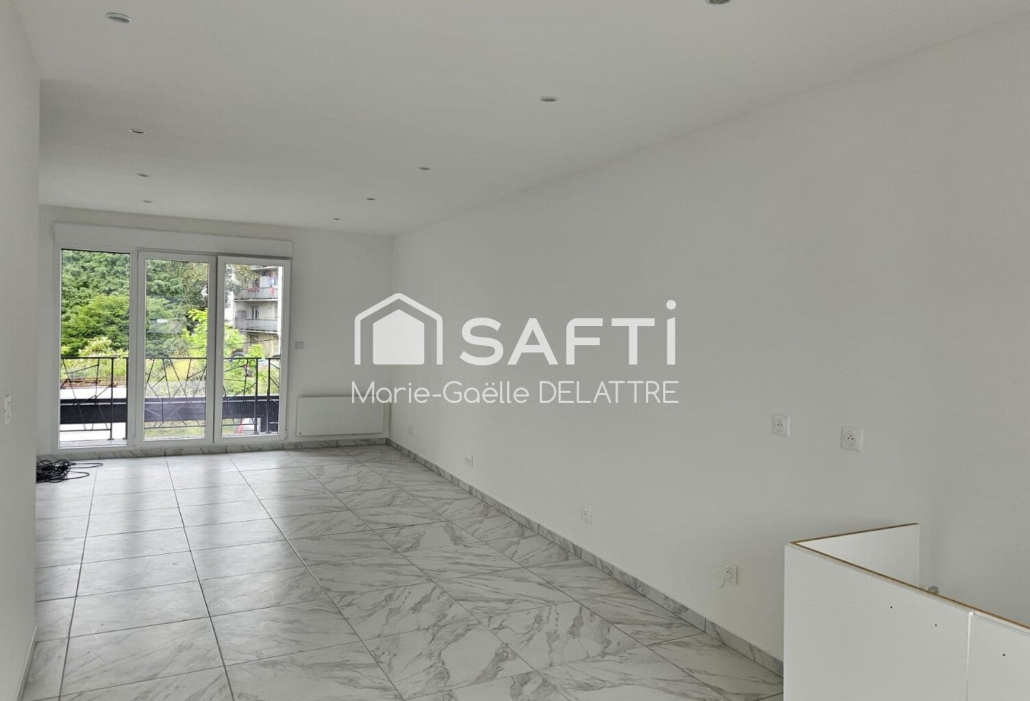 Immeuble Mixte comprenant duplex de 82 m2 et local commercial indépendant de 50 M2 avec cour privative. — photo 1
