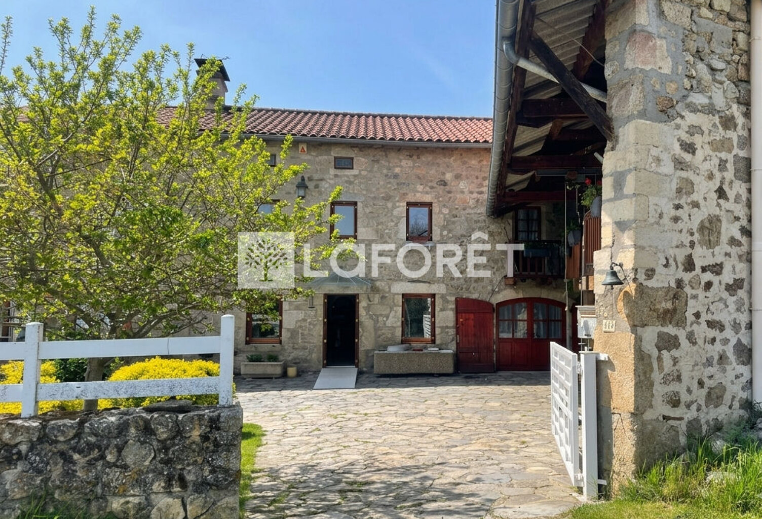 10 ' USSON EN FOREZ  ferme rénovée avec dépendances et terrain — photo 1