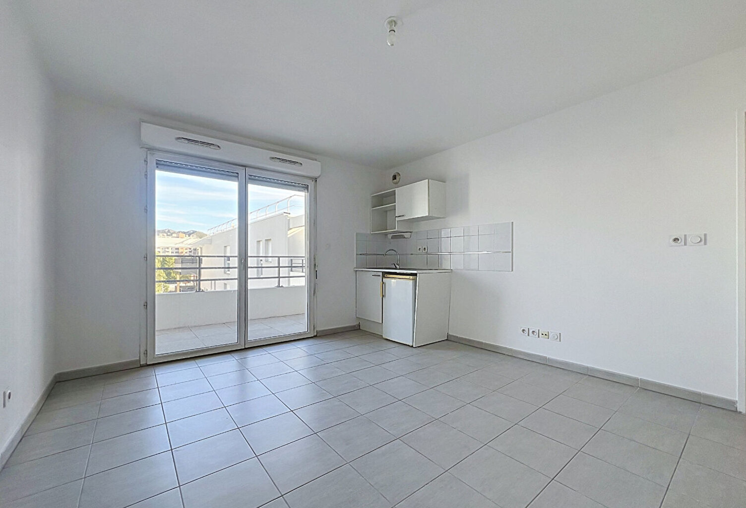 Dernier étage avec grande terrasse - Studio lumineux de 26,40 m² - Marseille 10e — photo 1