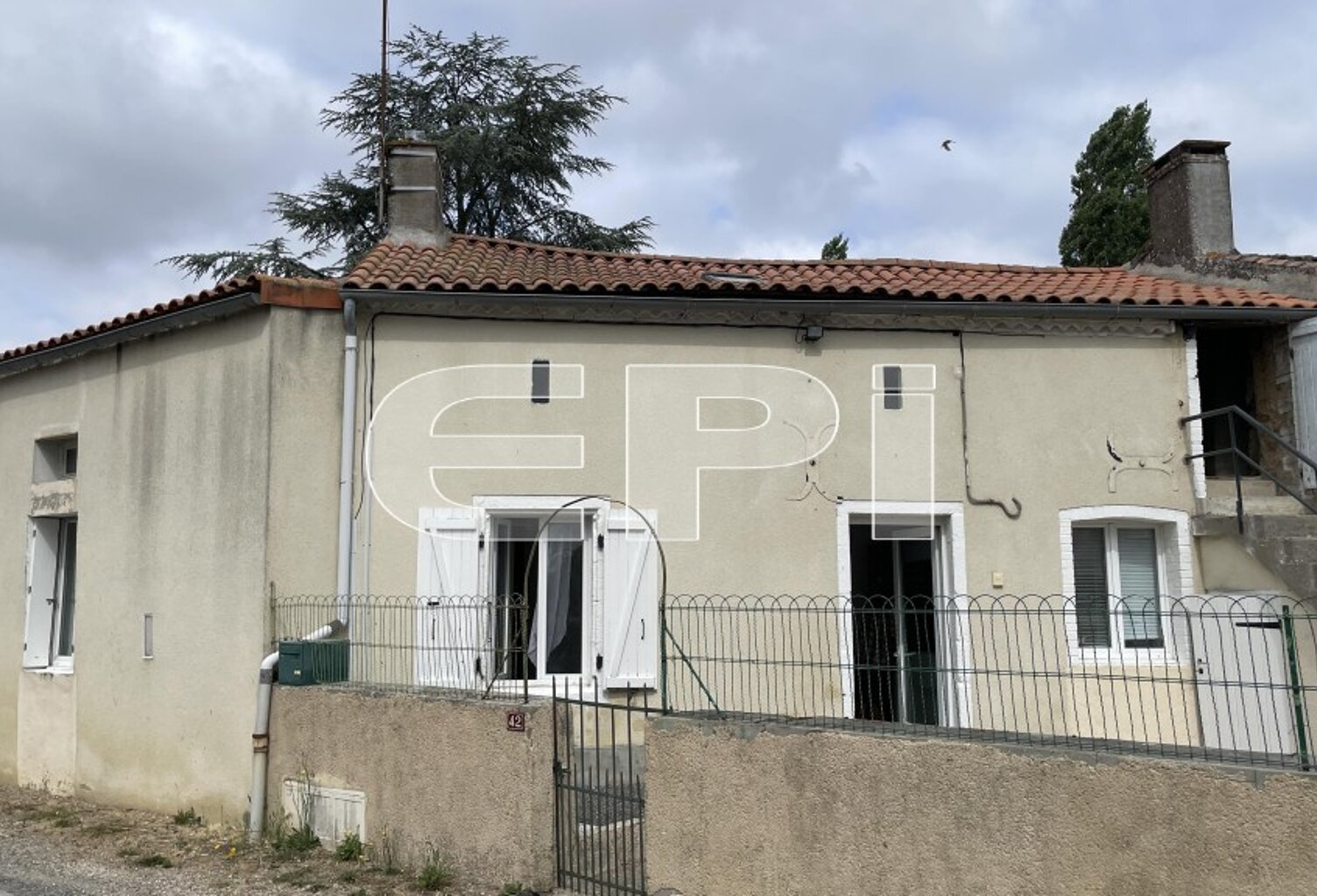 6 Km ST-VARENT axe THOUARS/BRESSUIRE MAISON comportant une pièc — photo 1