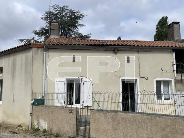 6 Km ST-VARENT axe THOUARS/BRESSUIRE MAISON comportant une pièc — photo du bien