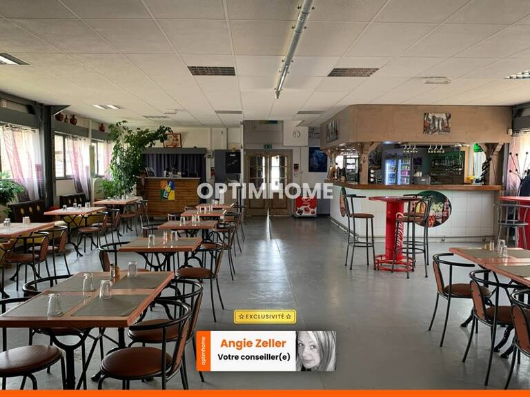 Murs et fonds de commerce - restaurant - salle de spectacle - appartement type 3 - atelier/garage - 450 m² - Saint-Pierre — photo 1
