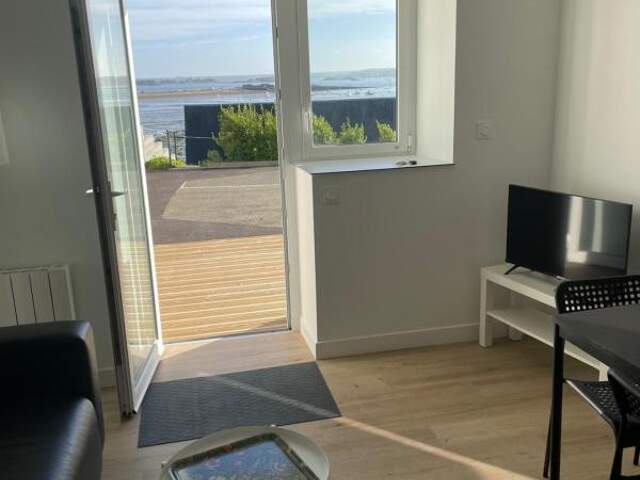 Appartement rez de jardin -2 pièces - Vue mer - Terrasse - Place de parking + cave — photo du bien