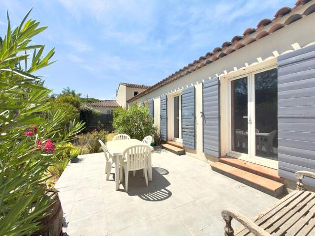 Maison plain pied avec garage et jardin — photo du bien
