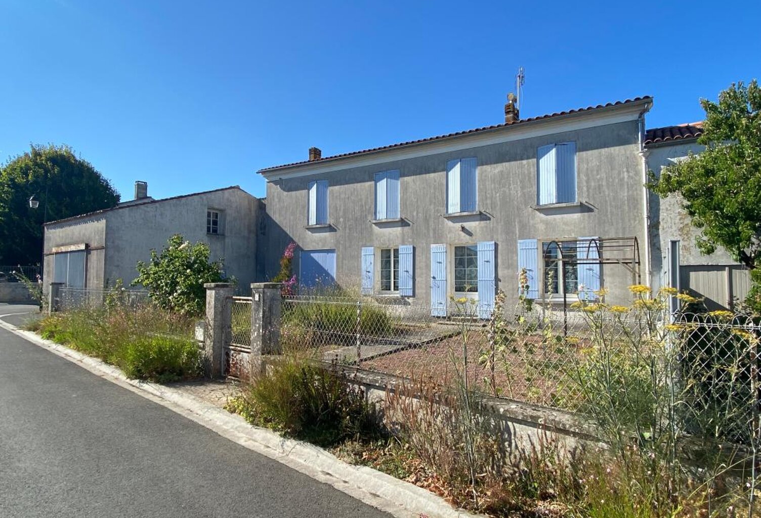 Geay, Maison ancienne avec jardin et dépendance — photo 1