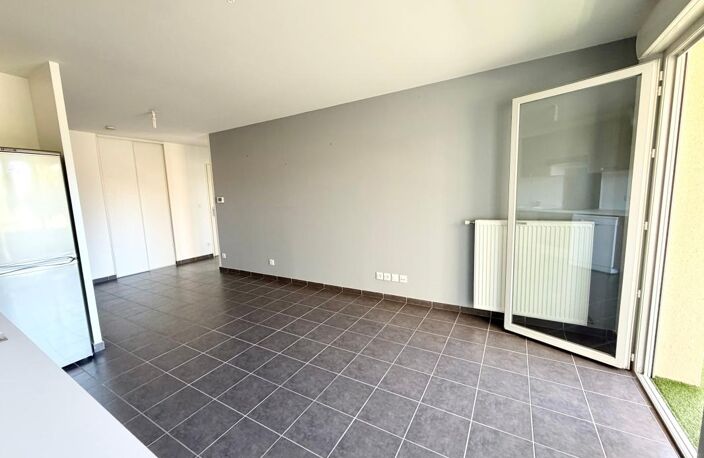 T2 de 50 m² avec terrasse, garage et parking dans une résidence récente — photo 4