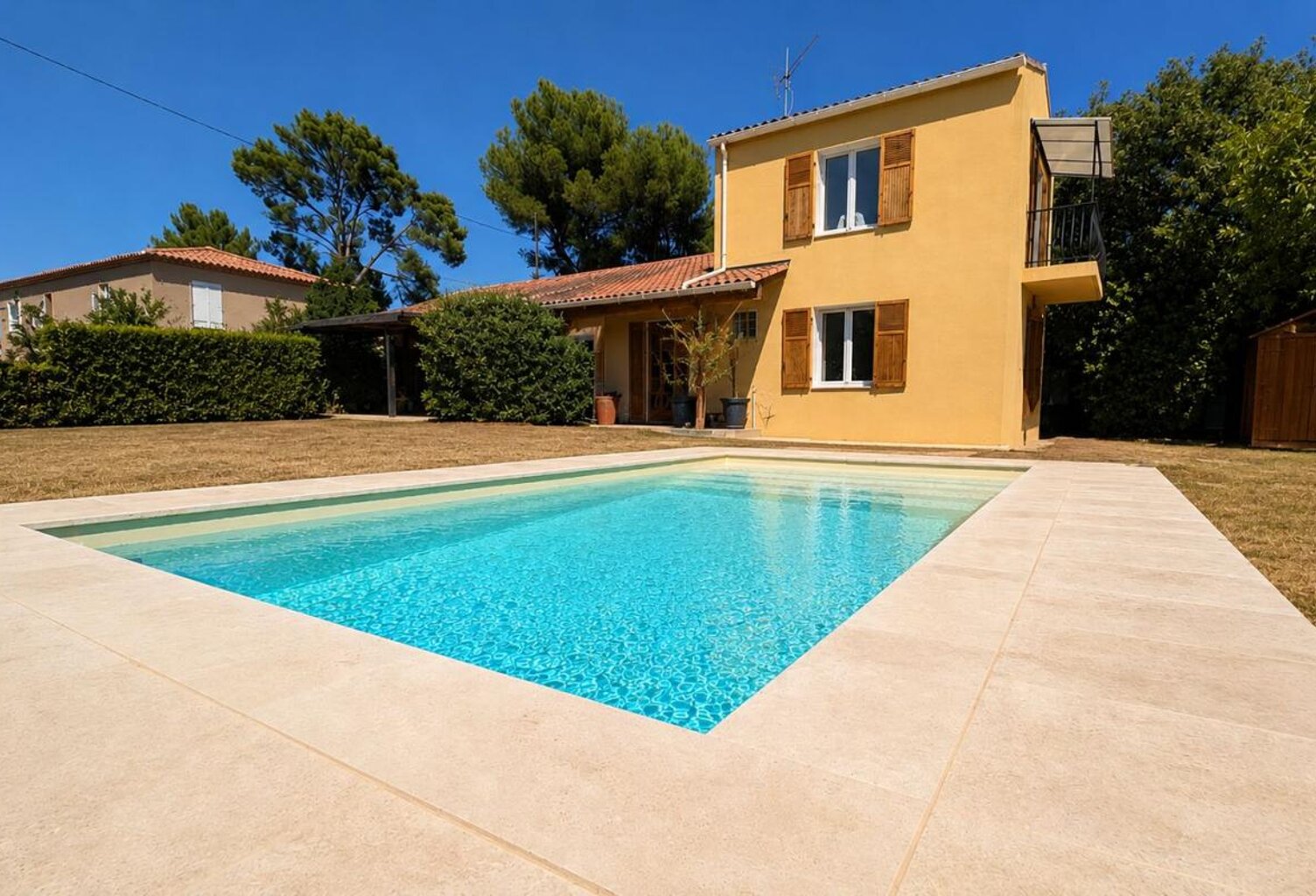 A vendre maison de type 5 entièrement rénovée avec piscine sur 733 m² de terrain — photo 1