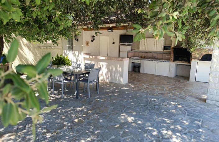 Exclusivité ORPI : Superbe villa de 155 m² avec piscine et vue dégagée à Rousson — photo 2