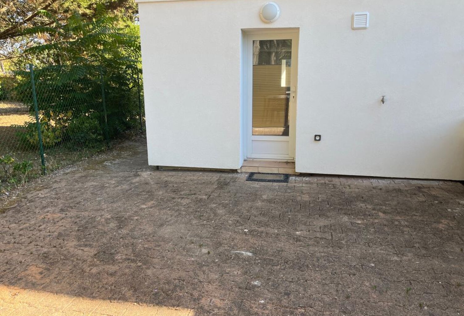 Appartement À Vendre BATZ sur mer à  quelques pas de la plage de Valentin, terrasse, jardin et place de parking — photo 1