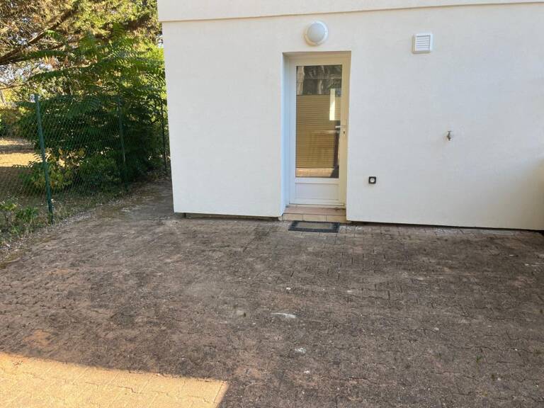 Appartement À Vendre BATZ sur mer à  quelques pas de la plage de Valentin, terrasse, jardin et place de parking — photo 1