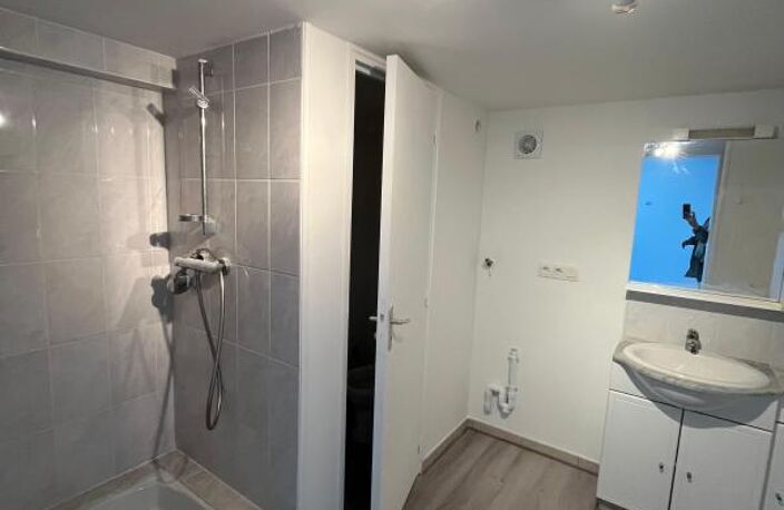 Appartement À Vendre BATZ sur mer à  quelques pas de la plage de Valentin, terrasse, jardin et place de parking — photo 3