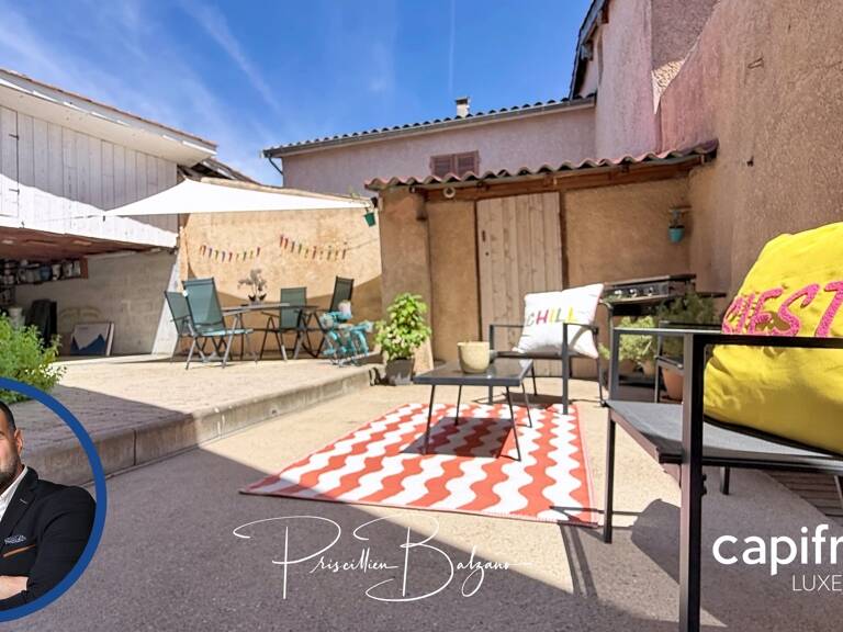Maison à vendre 4 pièces SAINT GENIS LES OLLIERES (69) – Le charme d'une maison de village avec cour intimiste, garage et vie à pied ! — photo 1